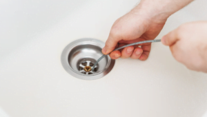 rørleggerslange for å fikse tett avløp